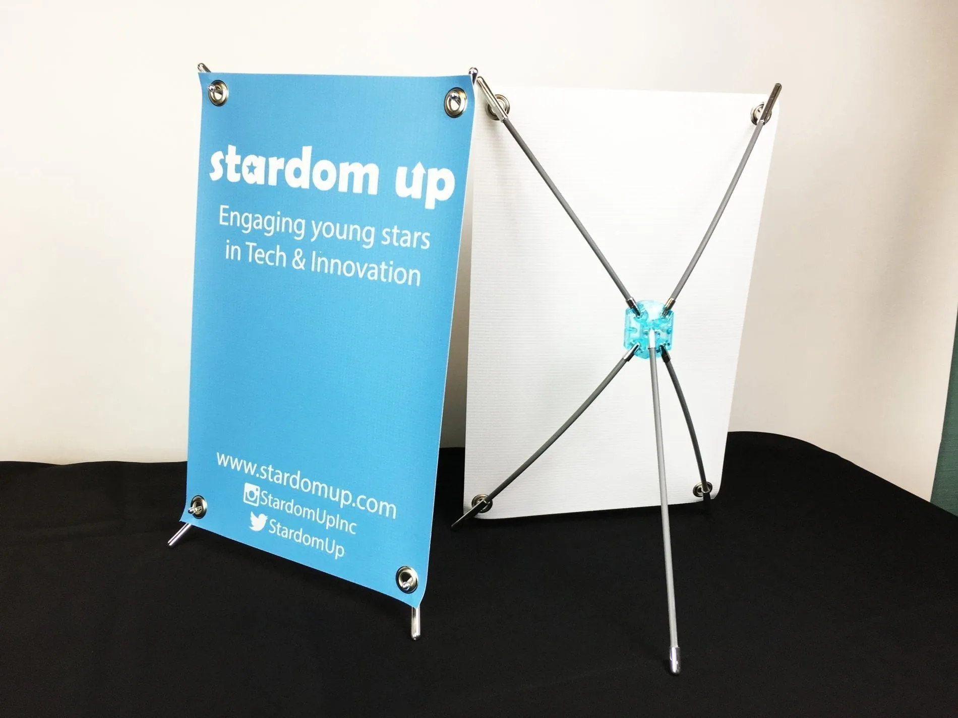 table-top-x-type-banner-stand-display-scaled table-top-x-type-banner-stand-display-scaled